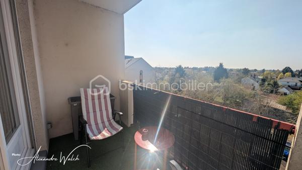 Et si votre prochain coup de cœur était ici ?

EXCLUSIVITÉ Située à Orléans, à deux pas des bords de Loire, découvrez ce superbe duplex d’environ 91 m² Carrez, et d’environ 100m² au sol, alliant volumes, modernité et fonctionnalité.

Dès l’entrée, vous serez séduit par ses espaces généreux et sa luminosité.

La cuisine aménagée et équipée, récente et contemporaine, sublimée par une élégante verrière, s’ouvre sur un vaste séjour de 30 m² idéal pour recevoir famille et amis.
Un WC indépendant avec espace buanderie complète intelligemment ce niveau.

À l’étage, un palier dessert trois belles chambres spacieuses, dont une avec dressing privatif. La salle d’eau, moderne et au goût du jour, apporte une touche de confort supplémentaire.

Les + qui font la différence :
✔️ Balcon avec vue dégagée
✔️ Place de parking privative
✔️ Grenier isolé pour un stockage optimal
✔️ Bus au pied de l’immeuble – centre-ville en 5 minutes
✔️ Commerces, bord de Loire et hippodrome à proximité
✔️ possibilité de louer un garage privatif

Dépenses énergétiques de chauffage déjà inclus dans les charges avec relevé individuel pour une répartition plus juste, pas de coup supplémentaires comme pourrait l'indiquer le DPE.

Un bien clé en main : posez vos valises et profitez immédiatement.

📞 Les biens comme celui-ci ne restent jamais longtemps sur le marché…

Contactez-moi pour organiser votre visite et découvrir tout son potentiel
Dans le cadre de votre projet d’acquisition et conformément aux dispositions de la loi ELAN, nous souhaitons vous informer de vos droits avant la visite du bien que vous envisagez. Nous vous rappelons que vous avez la possibilité de vous faire accompagner, lors de la visite, par un professionnel de la construction de votre choix (architecte, expert en bâtiment, maître d’œuvre, artisan, etc.). Cette démarche peut vous permettre d’obtenir un avis technique éclairé sur l’état du bien, d’identifier d’éventuels travaux à prévoir et de sécuriser votre projet d’acquisition. Nous vous remercions de bien vouloir nous informer en amont de la visite si vous souhaitez être accompagné(e), afin de faciliter l’organisation de celle-ci dans les meilleures conditions.

-----------------------------------------------------------------------------------