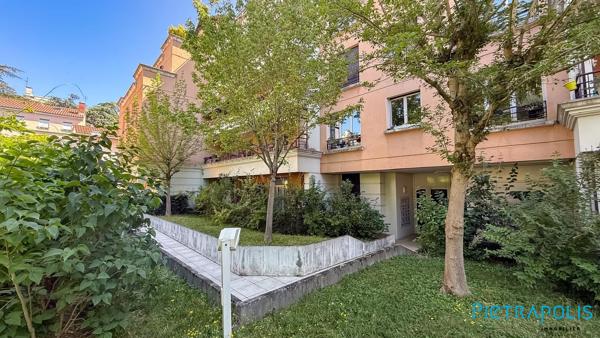 T3  Croix -Rousse bel hauteurs sous plafond avec terrasse et box fermé