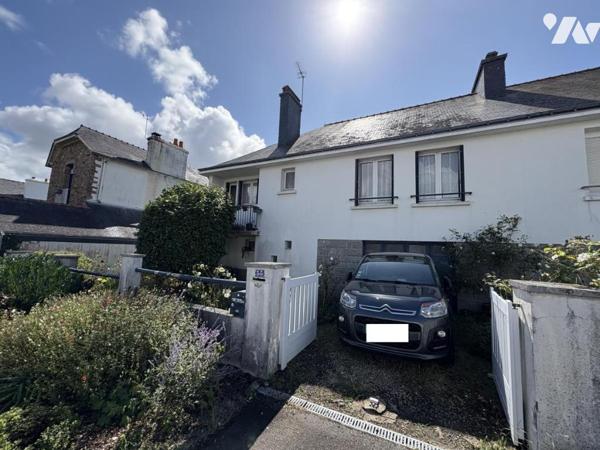 Maison d'habitation construite sur deux niveaux et comprenant 4 chambres , garage et terrain clos