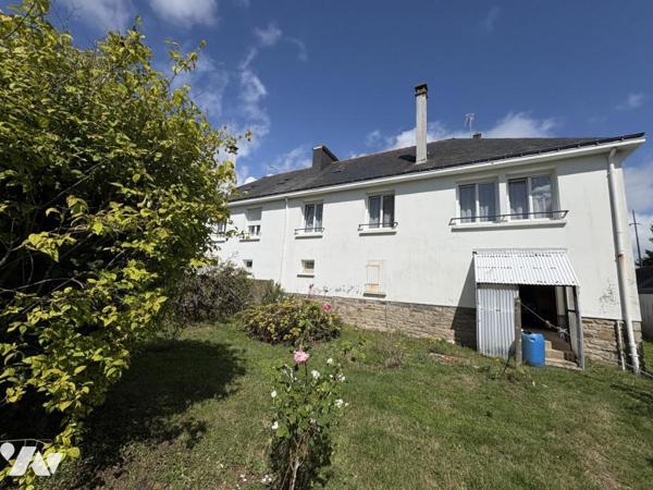 Maison d'habitation construite sur deux niveaux et comprenant 4 chambres , garage et terrain clos