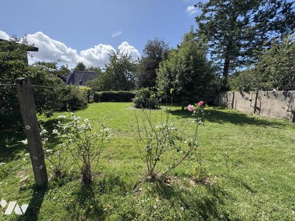 Maison d'habitation construite sur deux niveaux et comprenant 4 chambres , garage et terrain clos