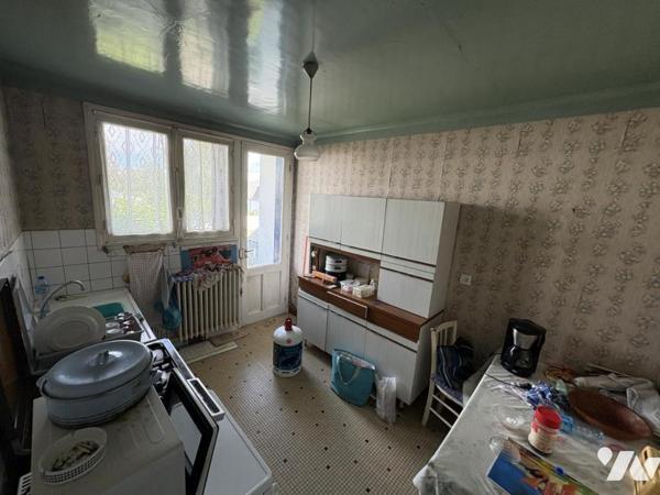 Maison d'habitation construite sur deux niveaux et comprenant 4 chambres , garage et terrain clos