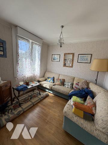 Maison d'habitation construite sur deux niveaux et comprenant 4 chambres , garage et terrain clos