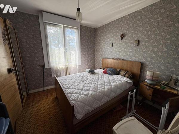 Maison d'habitation construite sur deux niveaux et comprenant 4 chambres , garage et terrain clos