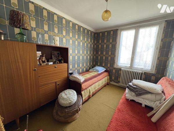 Maison d'habitation construite sur deux niveaux et comprenant 4 chambres , garage et terrain clos