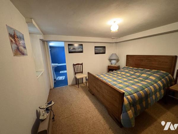 Maison d'habitation construite sur deux niveaux et comprenant 4 chambres , garage et terrain clos