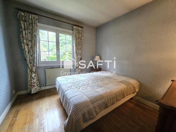 2/5 chambres de plain pied ( 3ème possible), sous sol semi enterré, 240 m 2 au sol,