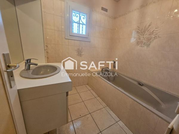 2/5 chambres de plain pied ( 3ème possible), sous sol semi enterré, 240 m 2 au sol,