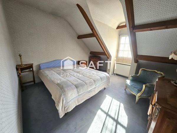 2/5 chambres de plain pied ( 3ème possible), sous sol semi enterré, 240 m 2 au sol,