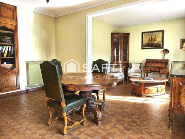 2/5 chambres de plain pied ( 3ème possible), sous sol semi enterré, 240 m 2 au sol,