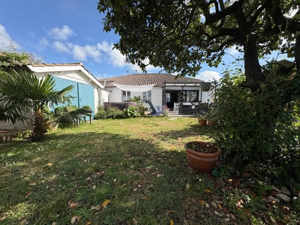 Maison de charme de plain-pied, 2 chambres et un bureau, dépendances, jardin bucolique