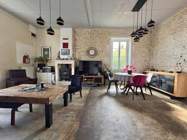 Maison de charme de plain-pied, 2 chambres et un bureau, dépendances, jardin bucolique