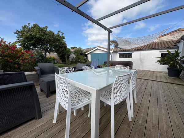 Maison de charme de plain-pied, 2 chambres et un bureau, dépendances, jardin bucolique