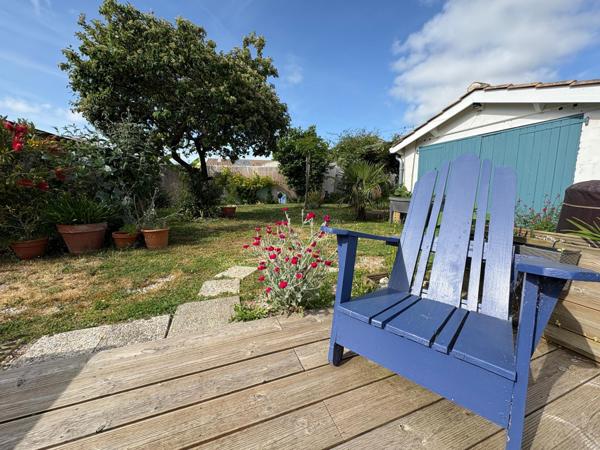 Maison de charme de plain-pied, 2 chambres et un bureau, dépendances, jardin bucolique