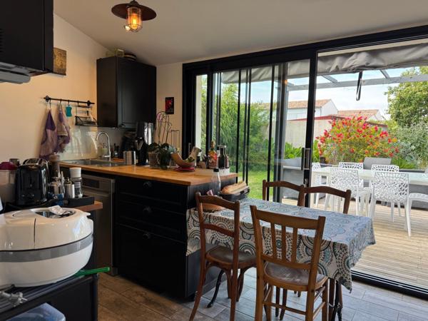 Maison de charme de plain-pied, 2 chambres et un bureau, dépendances, jardin bucolique