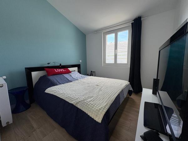 Maison de charme de plain-pied, 2 chambres et un bureau, dépendances, jardin bucolique