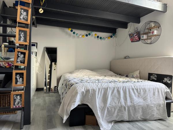 Maison de charme de plain-pied, 2 chambres et un bureau, dépendances, jardin bucolique