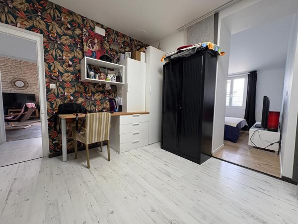 Maison de charme de plain-pied, 2 chambres et un bureau, dépendances, jardin bucolique