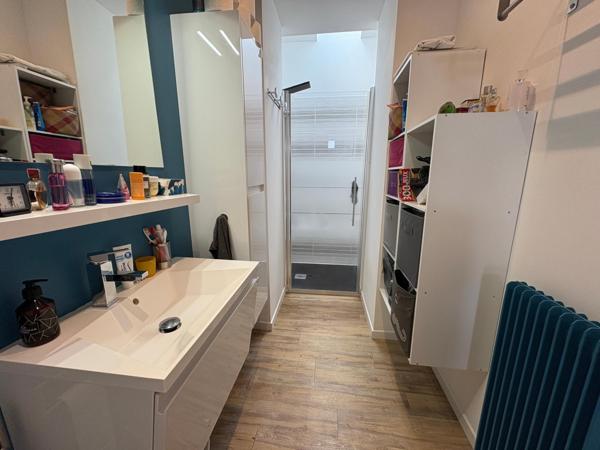 Maison de charme de plain-pied, 2 chambres et un bureau, dépendances, jardin bucolique