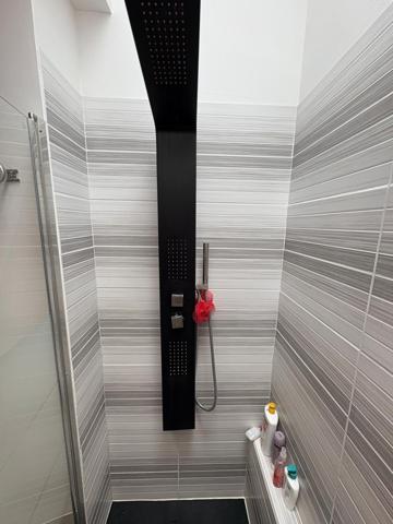 Maison de charme de plain-pied, 2 chambres et un bureau, dépendances, jardin bucolique