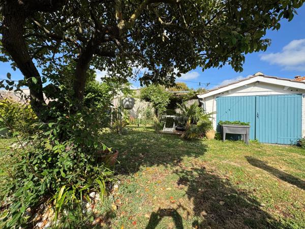 Maison de charme de plain-pied, 2 chambres et un bureau, dépendances, jardin bucolique