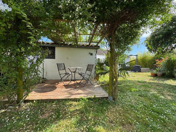 Maison de charme de plain-pied, 2 chambres et un bureau, dépendances, jardin bucolique