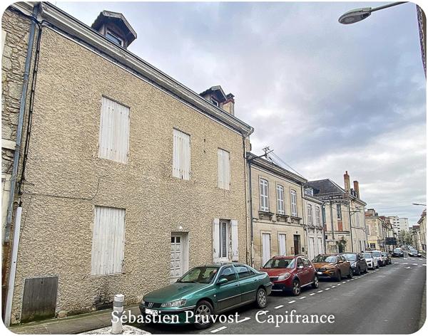 Immeuble à vendre PERIGUEUX (24), immeuble de rapport, un F3, deux F2, deux studios et un bureau.