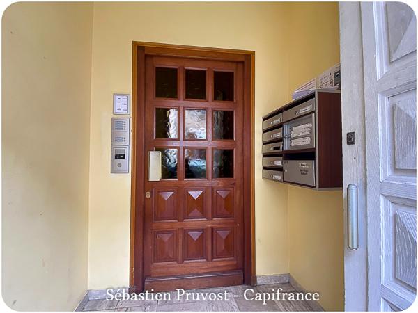 Immeuble à vendre PERIGUEUX (24), immeuble de rapport, un F3, deux F2, deux studios et un bureau.