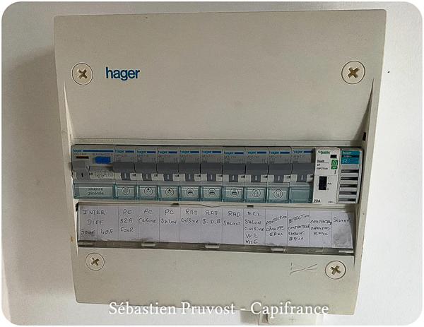 Immeuble à vendre PERIGUEUX (24), immeuble de rapport, un F3, deux F2, deux studios et un bureau.