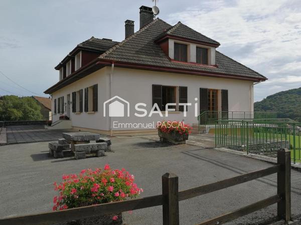 Maison (petit immeuble) découpée en plusieurs appartements avec grand terrain