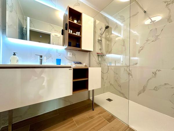 SUPERBE 3 PIECES PROCHE CENTRE VILLE ENTIEREMENT RENOVE DANS RESIDENCE AVEC PISCINE