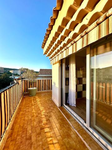 SUPERBE 3 PIECES PROCHE CENTRE VILLE ENTIEREMENT RENOVE DANS RESIDENCE AVEC PISCINE