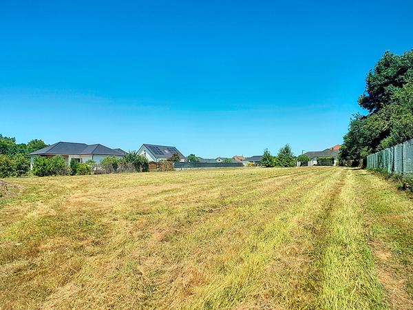 A vendre à ASSAT en limite de MEILLON Terrain constructible viabilisé de 2369 m² au calme et en fond d'impasse