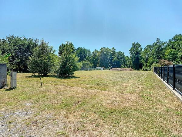 A vendre à ASSAT en limite de MEILLON Terrain constructible viabilisé de 2369 m² au calme et en fond d'impasse