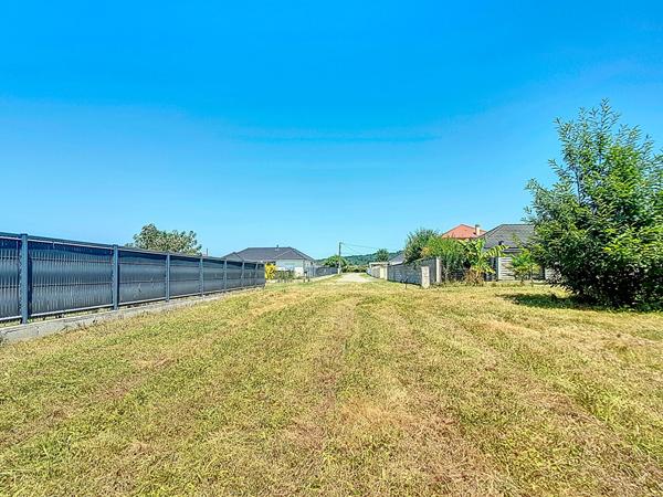 A vendre à ASSAT en limite de MEILLON Terrain constructible viabilisé de 2369 m² au calme et en fond d'impasse