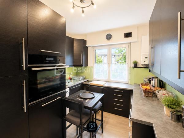 Situé à Colmar, dans le recherché quartier Saint-Joseph, à proximité immédiate des commerces, de la gare et de l'Hôpital Pasteur, cet agréable appartement 4 pièces actuellement loué représente une belle opportunité d'investissement, avec la possibilité de devenir votre future résidence principale dans moins d'un an.

Appartement situé au 2ᵉ étage d'une petite copropriété de 8 lots, il se compose de :

. Une entrée
. Un lumineux salon-séjour avec accès au balcon
. Une cuisine indépendante équipée
. Trois chambres
. Une salle de bains
. Un WC séparé

Une cave, un grenier et une place de parking privative viennent compléter ce bien.

Informations complémentaires :

. Loyer actuel : 820 € hors charges
. Provisions sur charges : 50 €/mois
. Copropriété de 8 lots
. Aucune procédure en cours

Les + du bien :

+ Revenu locatif immédiat
+ Quartier recherché à forte demande locative
+ Agencement fonctionnel
+ Petite copropriété avec faibles charges

Un bien offrant un équilibre idéal entre rentabilité, emplacement et qualité de vie, à découvrir sans tarder.

DPE : D (182 kWh/m²/an) – GES : D (39 kg CO₂/m²/an).
Montant estimé des dépenses annuelles d'énergie pour un usage standard : entre 1 320 € et 1 830 € par an (prix moyens des énergies indexés sur les années 2021, 2022 et 2023, abonnements compris).