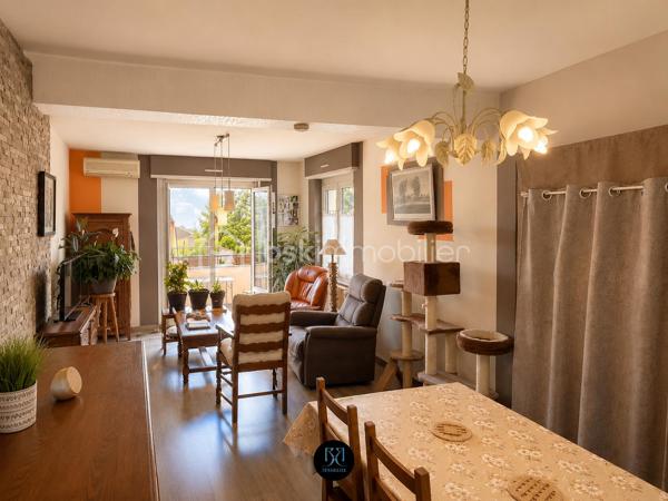 Situé à Colmar, dans le recherché quartier Saint-Joseph, à proximité immédiate des commerces, de la gare et de l'Hôpital Pasteur, cet agréable appartement 4 pièces actuellement loué représente une belle opportunité d'investissement, avec la possibilité de devenir votre future résidence principale dans moins d'un an.

Appartement situé au 2ᵉ étage d'une petite copropriété de 8 lots, il se compose de :

. Une entrée
. Un lumineux salon-séjour avec accès au balcon
. Une cuisine indépendante équipée
. Trois chambres
. Une salle de bains
. Un WC séparé

Une cave, un grenier et une place de parking privative viennent compléter ce bien.

Informations complémentaires :

. Loyer actuel : 820 € hors charges
. Provisions sur charges : 50 €/mois
. Copropriété de 8 lots
. Aucune procédure en cours

Les + du bien :

+ Revenu locatif immédiat
+ Quartier recherché à forte demande locative
+ Agencement fonctionnel
+ Petite copropriété avec faibles charges

Un bien offrant un équilibre idéal entre rentabilité, emplacement et qualité de vie, à découvrir sans tarder.

DPE : D (182 kWh/m²/an) – GES : D (39 kg CO₂/m²/an).
Montant estimé des dépenses annuelles d'énergie pour un usage standard : entre 1 320 € et 1 830 € par an (prix moyens des énergies indexés sur les années 2021, 2022 et 2023, abonnements compris).