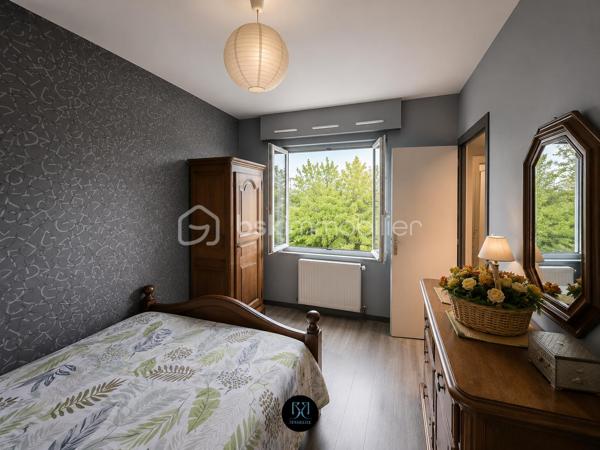 Situé à Colmar, dans le recherché quartier Saint-Joseph, à proximité immédiate des commerces, de la gare et de l'Hôpital Pasteur, cet agréable appartement 4 pièces actuellement loué représente une belle opportunité d'investissement, avec la possibilité de devenir votre future résidence principale dans moins d'un an.

Appartement situé au 2ᵉ étage d'une petite copropriété de 8 lots, il se compose de :

. Une entrée
. Un lumineux salon-séjour avec accès au balcon
. Une cuisine indépendante équipée
. Trois chambres
. Une salle de bains
. Un WC séparé

Une cave, un grenier et une place de parking privative viennent compléter ce bien.

Informations complémentaires :

. Loyer actuel : 820 € hors charges
. Provisions sur charges : 50 €/mois
. Copropriété de 8 lots
. Aucune procédure en cours

Les + du bien :

+ Revenu locatif immédiat
+ Quartier recherché à forte demande locative
+ Agencement fonctionnel
+ Petite copropriété avec faibles charges

Un bien offrant un équilibre idéal entre rentabilité, emplacement et qualité de vie, à découvrir sans tarder.

DPE : D (182 kWh/m²/an) – GES : D (39 kg CO₂/m²/an).
Montant estimé des dépenses annuelles d'énergie pour un usage standard : entre 1 320 € et 1 830 € par an (prix moyens des énergies indexés sur les années 2021, 2022 et 2023, abonnements compris).