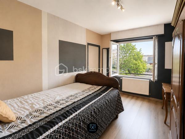 Situé à Colmar, dans le recherché quartier Saint-Joseph, à proximité immédiate des commerces, de la gare et de l'Hôpital Pasteur, cet agréable appartement 4 pièces actuellement loué représente une belle opportunité d'investissement, avec la possibilité de devenir votre future résidence principale dans moins d'un an.

Appartement situé au 2ᵉ étage d'une petite copropriété de 8 lots, il se compose de :

. Une entrée
. Un lumineux salon-séjour avec accès au balcon
. Une cuisine indépendante équipée
. Trois chambres
. Une salle de bains
. Un WC séparé

Une cave, un grenier et une place de parking privative viennent compléter ce bien.

Informations complémentaires :

. Loyer actuel : 820 € hors charges
. Provisions sur charges : 50 €/mois
. Copropriété de 8 lots
. Aucune procédure en cours

Les + du bien :

+ Revenu locatif immédiat
+ Quartier recherché à forte demande locative
+ Agencement fonctionnel
+ Petite copropriété avec faibles charges

Un bien offrant un équilibre idéal entre rentabilité, emplacement et qualité de vie, à découvrir sans tarder.

DPE : D (182 kWh/m²/an) – GES : D (39 kg CO₂/m²/an).
Montant estimé des dépenses annuelles d'énergie pour un usage standard : entre 1 320 € et 1 830 € par an (prix moyens des énergies indexés sur les années 2021, 2022 et 2023, abonnements compris).