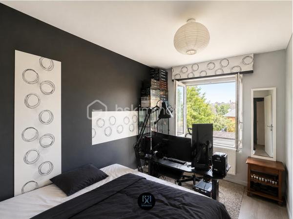 Situé à Colmar, dans le recherché quartier Saint-Joseph, à proximité immédiate des commerces, de la gare et de l'Hôpital Pasteur, cet agréable appartement 4 pièces actuellement loué représente une belle opportunité d'investissement, avec la possibilité de devenir votre future résidence principale dans moins d'un an.

Appartement situé au 2ᵉ étage d'une petite copropriété de 8 lots, il se compose de :

. Une entrée
. Un lumineux salon-séjour avec accès au balcon
. Une cuisine indépendante équipée
. Trois chambres
. Une salle de bains
. Un WC séparé

Une cave, un grenier et une place de parking privative viennent compléter ce bien.

Informations complémentaires :

. Loyer actuel : 820 € hors charges
. Provisions sur charges : 50 €/mois
. Copropriété de 8 lots
. Aucune procédure en cours

Les + du bien :

+ Revenu locatif immédiat
+ Quartier recherché à forte demande locative
+ Agencement fonctionnel
+ Petite copropriété avec faibles charges

Un bien offrant un équilibre idéal entre rentabilité, emplacement et qualité de vie, à découvrir sans tarder.

DPE : D (182 kWh/m²/an) – GES : D (39 kg CO₂/m²/an).
Montant estimé des dépenses annuelles d'énergie pour un usage standard : entre 1 320 € et 1 830 € par an (prix moyens des énergies indexés sur les années 2021, 2022 et 2023, abonnements compris).