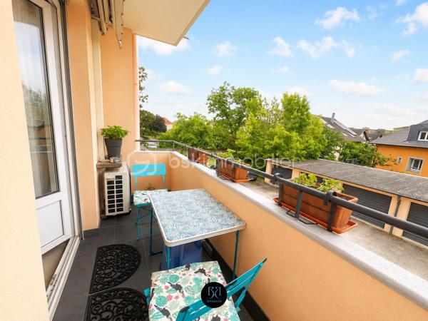 Situé à Colmar, dans le recherché quartier Saint-Joseph, à proximité immédiate des commerces, de la gare et de l'Hôpital Pasteur, cet agréable appartement 4 pièces actuellement loué représente une belle opportunité d'investissement, avec la possibilité de devenir votre future résidence principale dans moins d'un an.

Appartement situé au 2ᵉ étage d'une petite copropriété de 8 lots, il se compose de :

. Une entrée
. Un lumineux salon-séjour avec accès au balcon
. Une cuisine indépendante équipée
. Trois chambres
. Une salle de bains
. Un WC séparé

Une cave, un grenier et une place de parking privative viennent compléter ce bien.

Informations complémentaires :

. Loyer actuel : 820 € hors charges
. Provisions sur charges : 50 €/mois
. Copropriété de 8 lots
. Aucune procédure en cours

Les + du bien :

+ Revenu locatif immédiat
+ Quartier recherché à forte demande locative
+ Agencement fonctionnel
+ Petite copropriété avec faibles charges

Un bien offrant un équilibre idéal entre rentabilité, emplacement et qualité de vie, à découvrir sans tarder.

DPE : D (182 kWh/m²/an) – GES : D (39 kg CO₂/m²/an).
Montant estimé des dépenses annuelles d'énergie pour un usage standard : entre 1 320 € et 1 830 € par an (prix moyens des énergies indexés sur les années 2021, 2022 et 2023, abonnements compris).