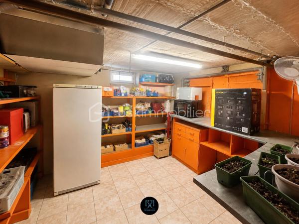 Situé à Colmar, dans le recherché quartier Saint-Joseph, à proximité immédiate des commerces, de la gare et de l'Hôpital Pasteur, cet agréable appartement 4 pièces actuellement loué représente une belle opportunité d'investissement, avec la possibilité de devenir votre future résidence principale dans moins d'un an.

Appartement situé au 2ᵉ étage d'une petite copropriété de 8 lots, il se compose de :

. Une entrée
. Un lumineux salon-séjour avec accès au balcon
. Une cuisine indépendante équipée
. Trois chambres
. Une salle de bains
. Un WC séparé

Une cave, un grenier et une place de parking privative viennent compléter ce bien.

Informations complémentaires :

. Loyer actuel : 820 € hors charges
. Provisions sur charges : 50 €/mois
. Copropriété de 8 lots
. Aucune procédure en cours

Les + du bien :

+ Revenu locatif immédiat
+ Quartier recherché à forte demande locative
+ Agencement fonctionnel
+ Petite copropriété avec faibles charges

Un bien offrant un équilibre idéal entre rentabilité, emplacement et qualité de vie, à découvrir sans tarder.

DPE : D (182 kWh/m²/an) – GES : D (39 kg CO₂/m²/an).
Montant estimé des dépenses annuelles d'énergie pour un usage standard : entre 1 320 € et 1 830 € par an (prix moyens des énergies indexés sur les années 2021, 2022 et 2023, abonnements compris).