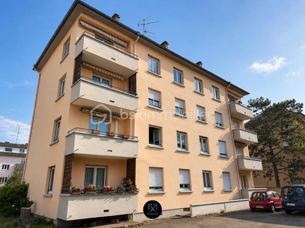 Situé à Colmar, dans le recherché quartier Saint-Joseph, à proximité immédiate des commerces, de la gare et de l'Hôpital Pasteur, cet agréable appartement 4 pièces actuellement loué représente une belle opportunité d'investissement, avec la possibilité de devenir votre future résidence principale dans moins d'un an.

Appartement situé au 2ᵉ étage d'une petite copropriété de 8 lots, il se compose de :

. Une entrée
. Un lumineux salon-séjour avec accès au balcon
. Une cuisine indépendante équipée
. Trois chambres
. Une salle de bains
. Un WC séparé

Une cave, un grenier et une place de parking privative viennent compléter ce bien.

Informations complémentaires :

. Loyer actuel : 820 € hors charges
. Provisions sur charges : 50 €/mois
. Copropriété de 8 lots
. Aucune procédure en cours

Les + du bien :

+ Revenu locatif immédiat
+ Quartier recherché à forte demande locative
+ Agencement fonctionnel
+ Petite copropriété avec faibles charges

Un bien offrant un équilibre idéal entre rentabilité, emplacement et qualité de vie, à découvrir sans tarder.

DPE : D (182 kWh/m²/an) – GES : D (39 kg CO₂/m²/an).
Montant estimé des dépenses annuelles d'énergie pour un usage standard : entre 1 320 € et 1 830 € par an (prix moyens des énergies indexés sur les années 2021, 2022 et 2023, abonnements compris).