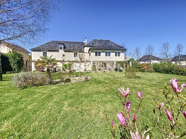 Maison Bourgeoise à vendre Terrasson Lavilledieu 280 m2, beaux volumes, 3 chambres dont une suite parentale, salon-salle à manger 60m2, Cuisine 20 m2, salle de détente 30m2, Garage 60m2, Dépendance 45m2, terrain arboré, Vue imprenable