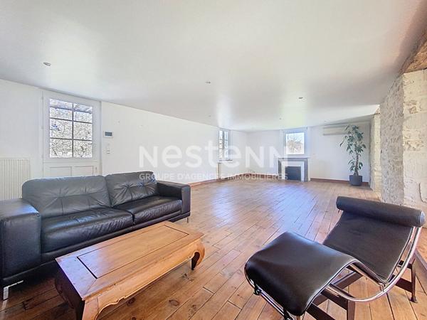 Maison Bourgeoise à vendre Terrasson Lavilledieu 280 m2, beaux volumes, 3 chambres dont une suite parentale, salon-salle à manger 60m2, Cuisine 20 m2, salle de détente 30m2, Garage 60m2, Dépendance 45m2, terrain arboré, Vue imprenable