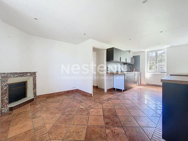 Maison Bourgeoise à vendre Terrasson Lavilledieu 280 m2, beaux volumes, 3 chambres dont une suite parentale, salon-salle à manger 60m2, Cuisine 20 m2, salle de détente 30m2, Garage 60m2, Dépendance 45m2, terrain arboré, Vue imprenable