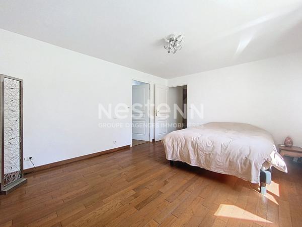 Maison Bourgeoise à vendre Terrasson Lavilledieu 280 m2, beaux volumes, 3 chambres dont une suite parentale, salon-salle à manger 60m2, Cuisine 20 m2, salle de détente 30m2, Garage 60m2, Dépendance 45m2, terrain arboré, Vue imprenable