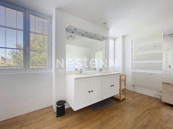 Maison Bourgeoise à vendre Terrasson Lavilledieu 280 m2, beaux volumes, 3 chambres dont une suite parentale, salon-salle à manger 60m2, Cuisine 20 m2, salle de détente 30m2, Garage 60m2, Dépendance 45m2, terrain arboré, Vue imprenable