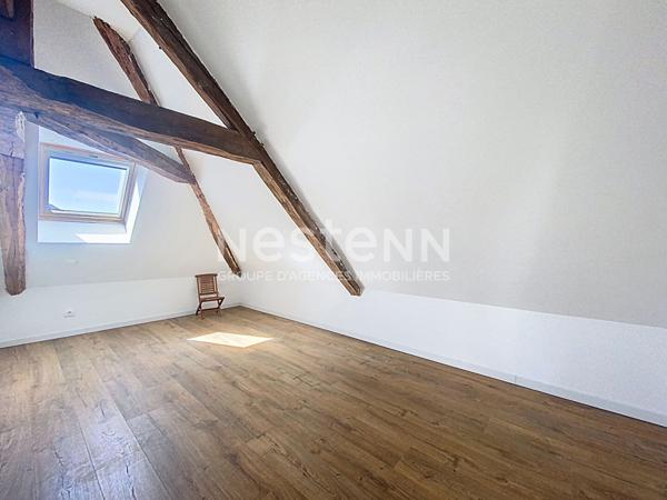 Maison Bourgeoise à vendre Terrasson Lavilledieu 280 m2, beaux volumes, 3 chambres dont une suite parentale, salon-salle à manger 60m2, Cuisine 20 m2, salle de détente 30m2, Garage 60m2, Dépendance 45m2, terrain arboré, Vue imprenable