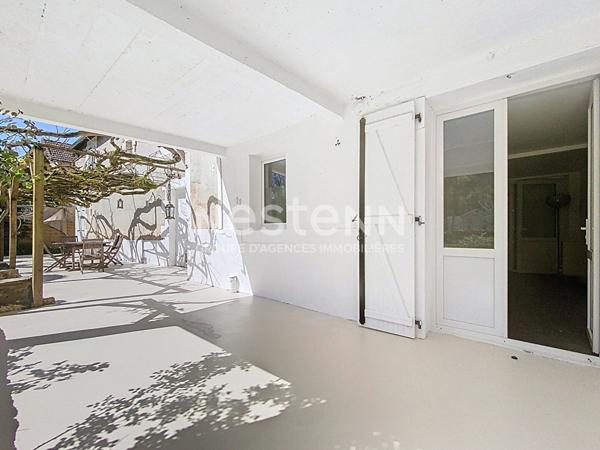 Maison Bourgeoise à vendre Terrasson Lavilledieu 280 m2, beaux volumes, 3 chambres dont une suite parentale, salon-salle à manger 60m2, Cuisine 20 m2, salle de détente 30m2, Garage 60m2, Dépendance 45m2, terrain arboré, Vue imprenable